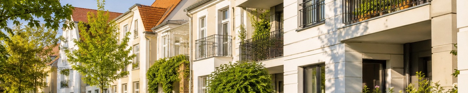 Wohnquartier mit Gärten und hellen Fassaden